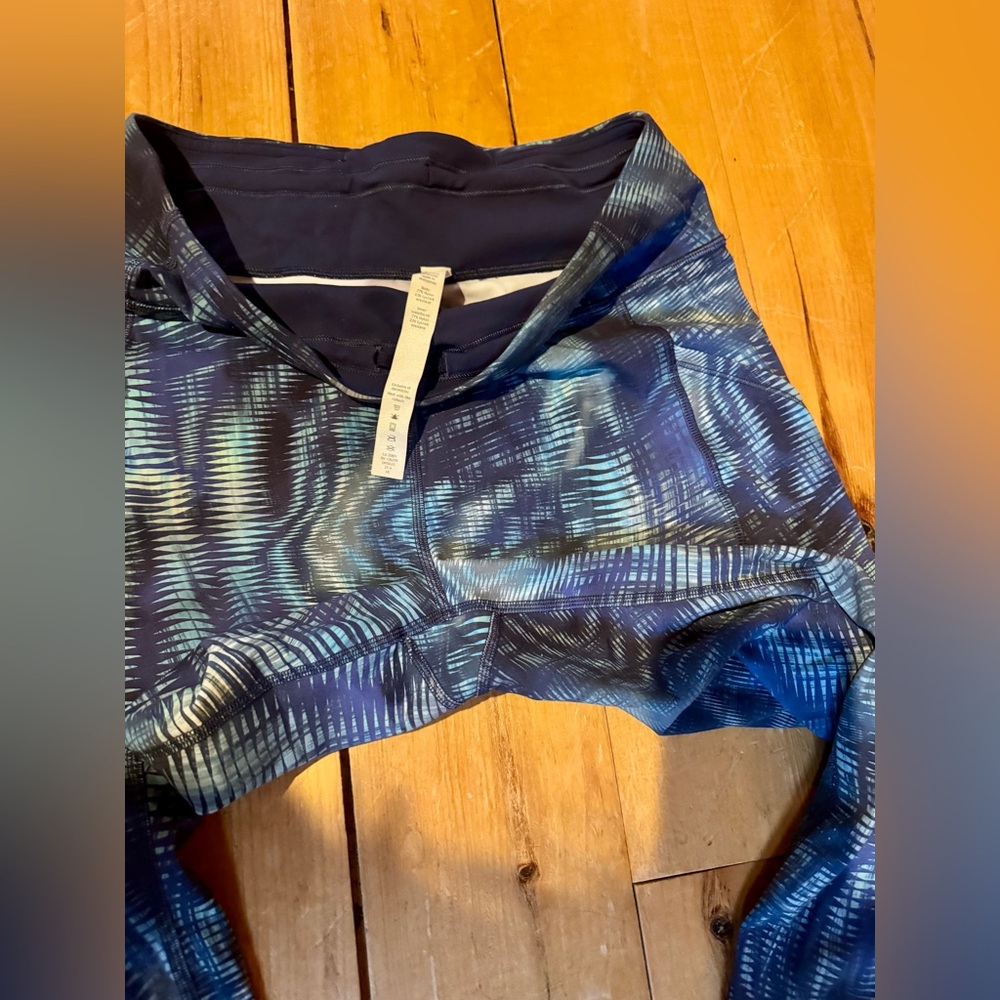 Lululemon Blue-patterned leggings top and shorts set - Picture 4 of 12